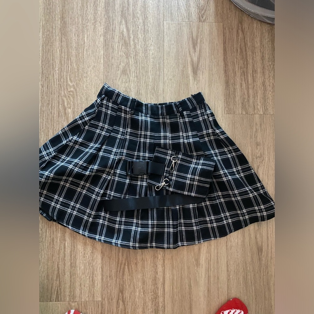 BLACK AND WHITE PLAID SKIRT